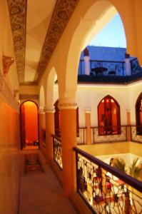 einen leeren Flur eines Hauses mit Balkon in der Unterkunft Riad Fatinat Marrakech in Marrakesch