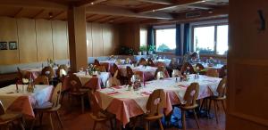 Reštaurácia alebo iné gastronomické zariadenie v ubytovaní Gasthof Toni