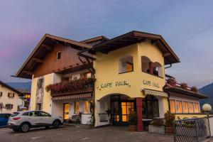 un edificio con un'auto parcheggiata di fronte di Gasthof Paul a Naz-Sciaves