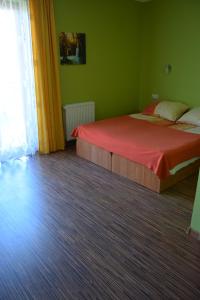 Łóżko lub łóżka w pokoju w obiekcie Klara