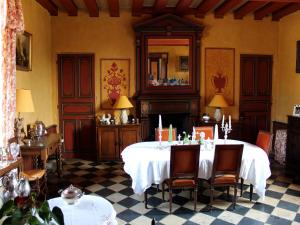מסעדה או מקום אחר לאכול בו ב-Château De Chambiers