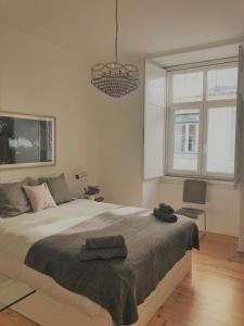 - une chambre avec un grand lit et un lustre dans l'établissement Baixa-Chiado Cosy 5 bedrooms, à Lisbonne