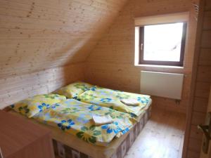 Un pat sau paturi într-o cameră la Chata Roubenka - Jesenka