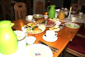 una mesa de madera con platos de comida. en Ferienwohnung Schwemmer en Pirna