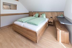 Letto o letti in una camera di Gasthaus - Gästehaus Schusterbauer