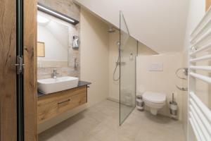 un bagno con lavandino e WC di Gasthaus - Gästehaus Schusterbauer a Rein