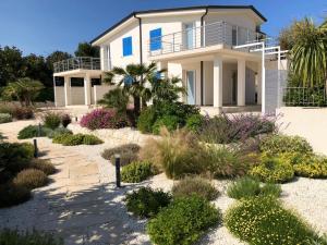 a house with a garden in front of it at Appartamenti San Lorenzo Marzamemi Cecilia in San Lorenzo