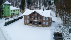 een luchtzicht op een huis in de sneeuw bij Willa Zofia in Rymanów-Zdrój