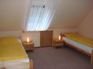duas camas num quarto com duas velas nas mesas em Fewo Karin Tiedemann em Hechthausen