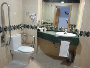 エル・カンページョにあるLa Familia Gallo Rojoのトイレ、洗面台、鏡のあるバスルーム +55枚の写真