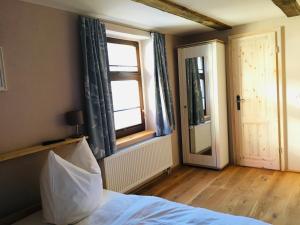 Ένα ή περισσότερα κρεβάτια σε δωμάτιο στο Ferienwohnungen an der Blasiikirche