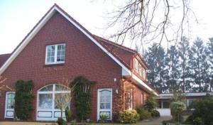 dom z czerwonej cegły z gambrel w obiekcie Fewo Karin Tiedemann w mieście Hechthausen