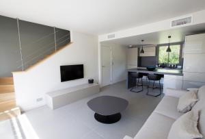 uma sala de estar com um sofá branco e uma mesa em Costa Nera em Porto-Vecchio