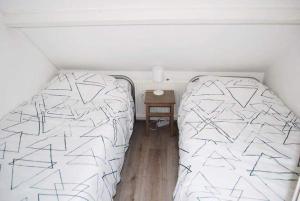 En eller flere senge i et værelse på Beach-house27