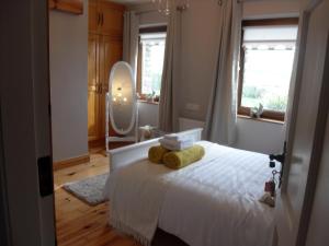 a bedroom with a bed with two towels on it at Gort a Phump in Ballydavid
