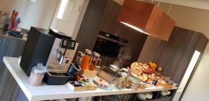 eine Küche mit einer Theke mit Lebensmitteln darauf in der Unterkunft @ Home Hotel Locarno in Locarno