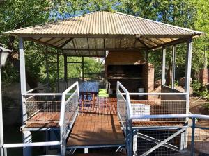 cenador con 2 sillas y mesa en Terrazas del Diquecito, en Villa Carlos Paz