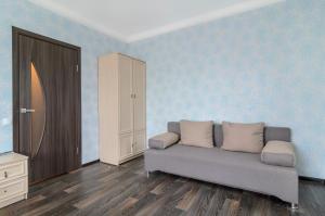ein Wohnzimmer mit Sofa und Tür in der Unterkunft The Modern Home пр М Лушпы 22 in Sumy