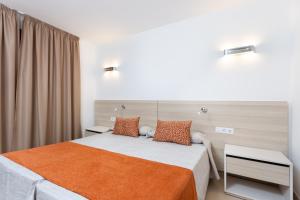 1 dormitorio con 1 cama con manta naranja en Globales Tamaimo Tropical, en Puerto de Santiago