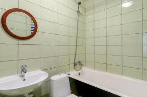 ein Badezimmer mit einem Waschbecken, einer Badewanne und einem WC in der Unterkunft The Modern Home пр М Лушпы 22 in Sumy