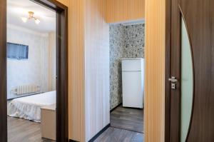 スームィにあるThe Modern Home пр М Лушпы 22の冷蔵庫とベッドルームが備わる客室です。