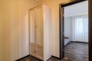 スームィにあるThe Modern Home пр М Лушпы 22のクローゼット付きの部屋、ベッドルームへのドア