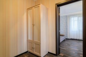 a room with a closet and a door to a bedroom at The Modern Home пр М Лушпы 22 in Sumy