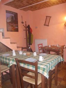Un restaurante o sitio para comer en Affittacamere Accà Lascio