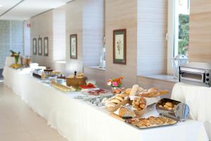 uma linha de buffet com muitos tipos diferentes de alimentos em Europa Hotel Design Spa 1877 em Rapallo