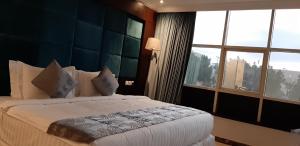 Letto o letti in una camera di Three Points Al Salama