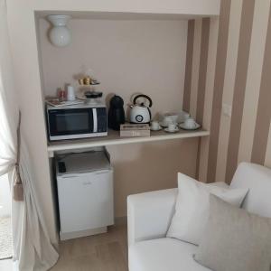 a living room with a microwave on a shelf at Casa Via della Stazione in Noci