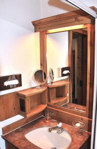ein Bad mit einem Waschbecken und einem Spiegel in der Unterkunft Hotel zum Kreuz in Suhr