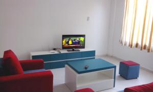 A television and/or entertainment centre at Marea Resort