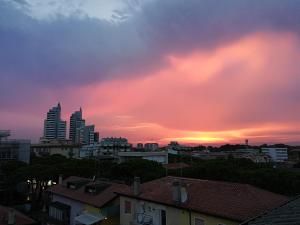 uma vista para uma cidade com um pôr-do-sol em Condominio International em Lido di Jesolo