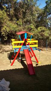um parque infantil com uma estrutura colorida para brincar num parque em Chacara Dois Lagos - Mairinque em Mairinque