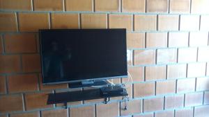 TV a/nebo společenská místnost v ubytování Chacara Dois Lagos - Mairinque