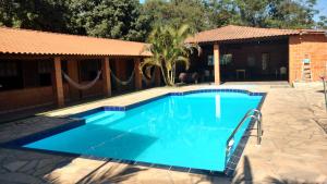 - une piscine dans une cour avec une maison dans l'établissement Chacara Dois Lagos - Mairinque, à Mairinque