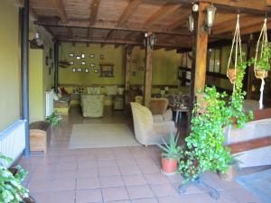 A seating area at Albergue San Pelayo