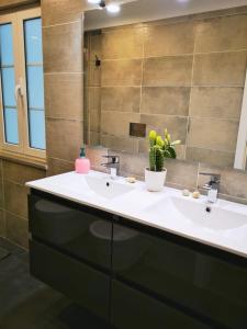 La salle de bains est pourvue d'un lavabo blanc et d'un miroir. dans l'établissement Sintra Design Apartment _ Castelo dos Mouros, à Sintra