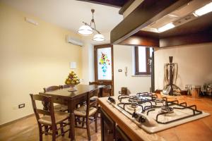 Kuchyňa alebo kuchynka v ubytovaní Tina House - Il cortile nel centro storico di Taormina