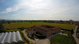 una vista aérea de un edificio antiguo y un campo en Corte Breda, Agriturismo Bed&Breakfast, en Chiari
