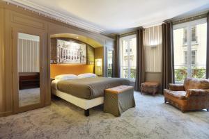 Säng eller sängar i ett rum på Hotel Concortel Paris