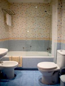 La salle de bains est pourvue de toilettes, d'une baignoire et d'un lavabo. dans l'établissement Apartamentos Miguel Angel, à Estepona