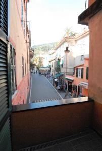 widok na ulicę z okna budynku w obiekcie Appartamento in Via Vittorio Emanuele 34 w mieście Monterosso al Mare