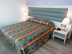 sypialnia z łóżkiem i stołem z lampką w obiekcie Hotel Kristall w mieście San Donà di Piave +37 zdjęć