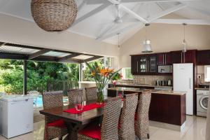 - une cuisine avec une table et des chaises en bois dans l'établissement Beachhaven Villa with Inverter & Solar, à Blythedale