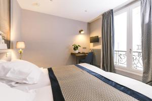 um quarto de hotel com uma cama e uma janela em Hotel Saint Christophe em Paris