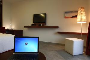 TV o dispositivi per l'intrattenimento presso Monoberge Hotel