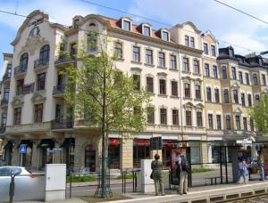 a large building with people standing in front of it at Mitten in Leipzig Wohnung 1 in Leipzig