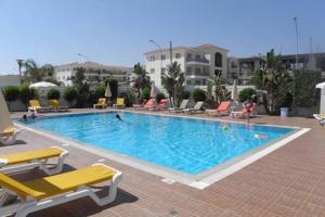 Bazén v ubytování Cosy apartment in a luxury resort nebo v jeho okolí